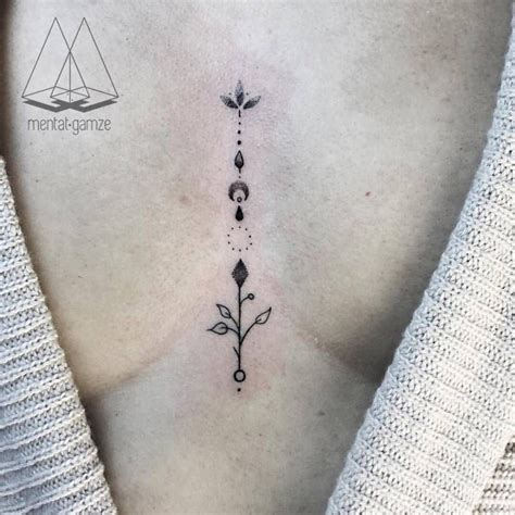 tattoo en medio de los senos|Ideas para un tatuaje en el medio de los senos:。